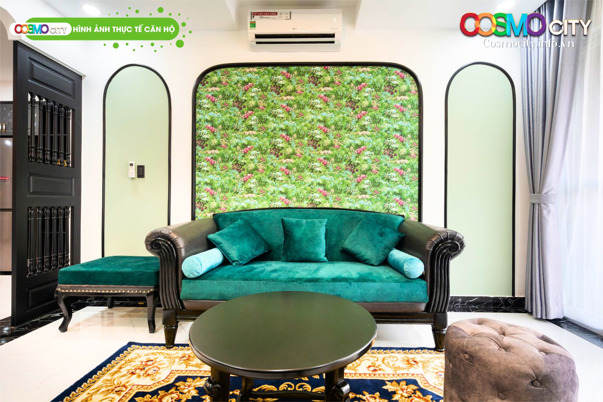 Ghế sofa và nội thất phòng khách trong căn hộ thực tế Cosmo City.