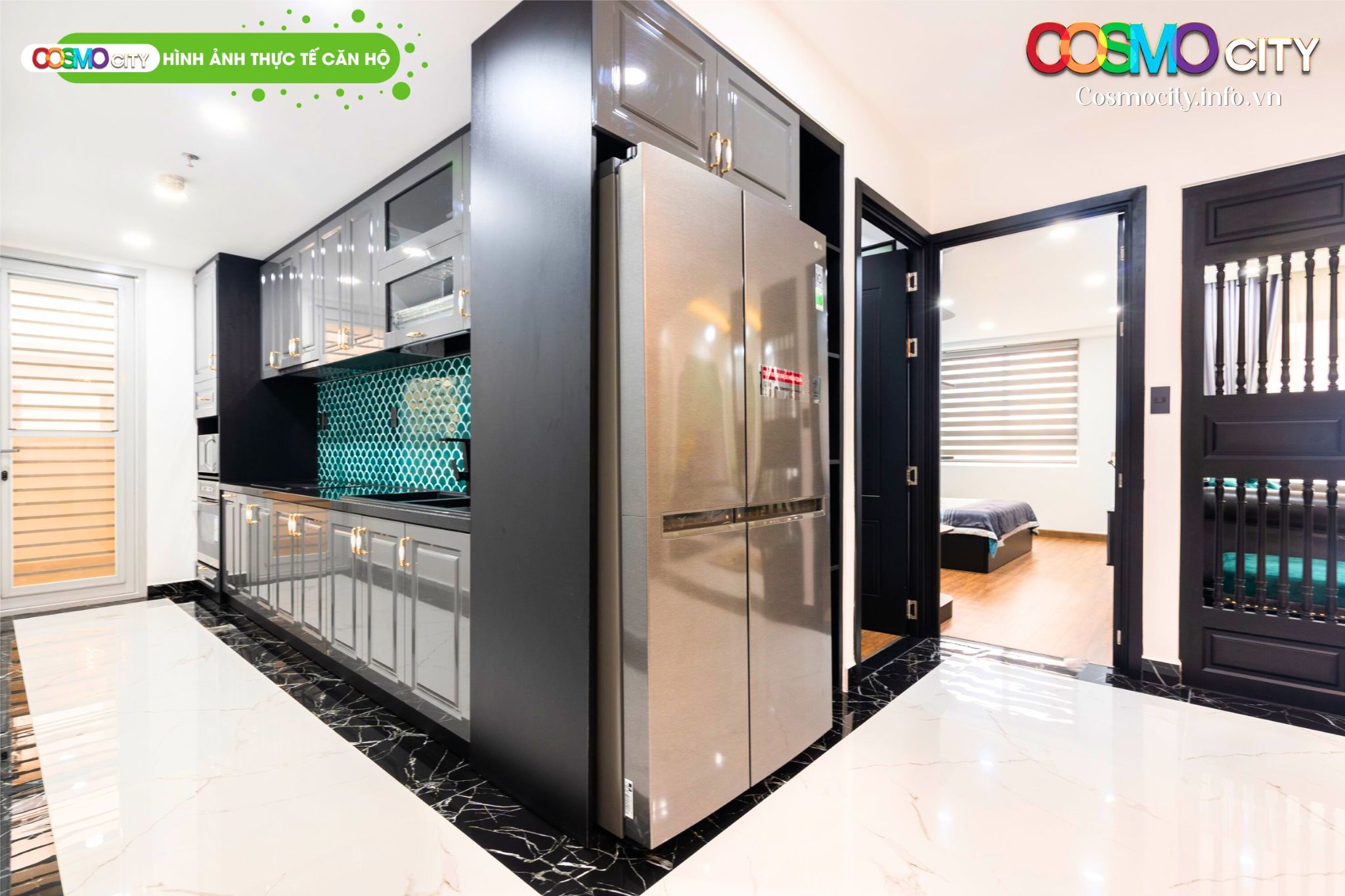 Hình ảnh thực tế khu vực bếp và kệ tủ lạnh tại căn hộ Cosmo City.